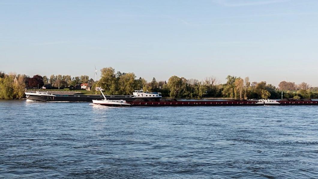 1280px-Rees,_Schiffe_auf_dem_Rhein_--_2016_--_2294.jpg